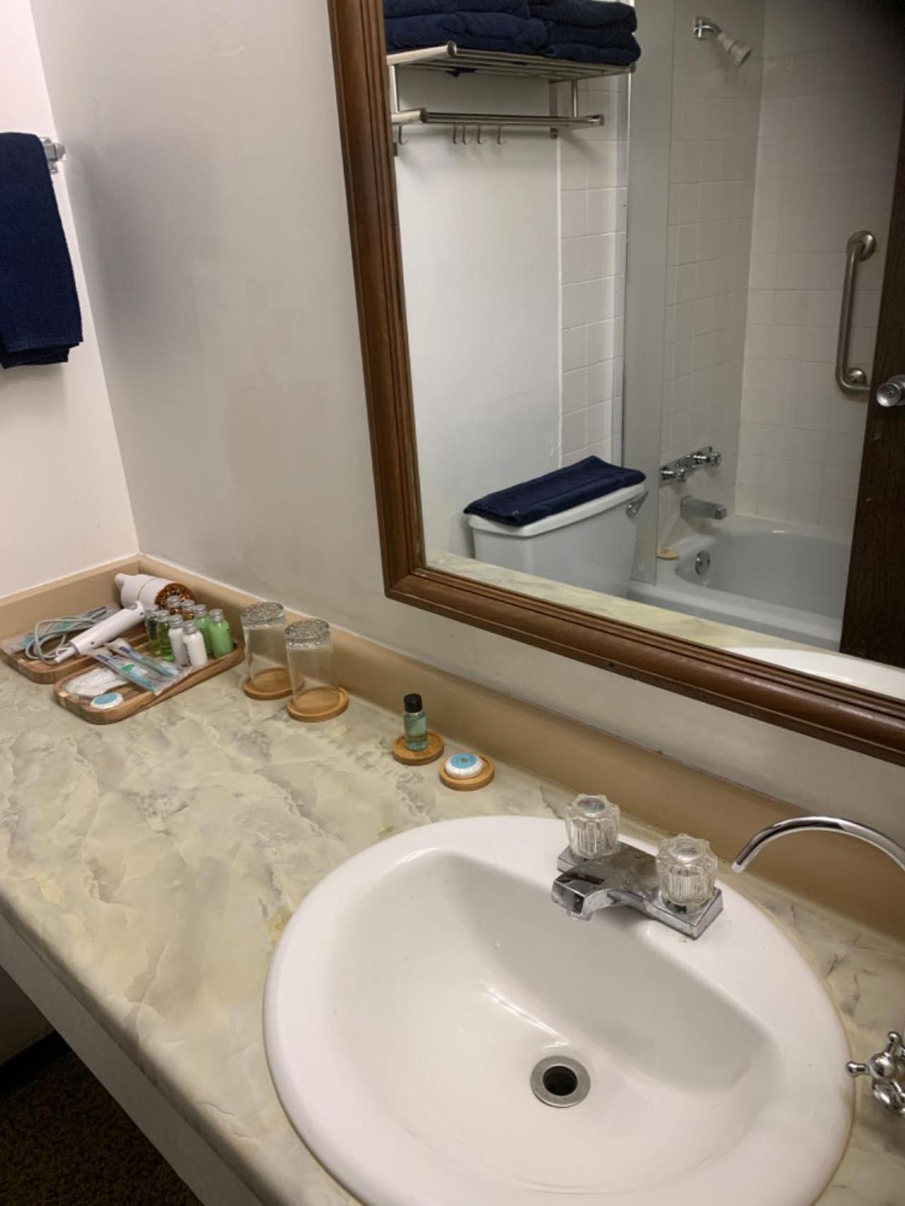Providence Place Inn Port Hardy Extérieur photo