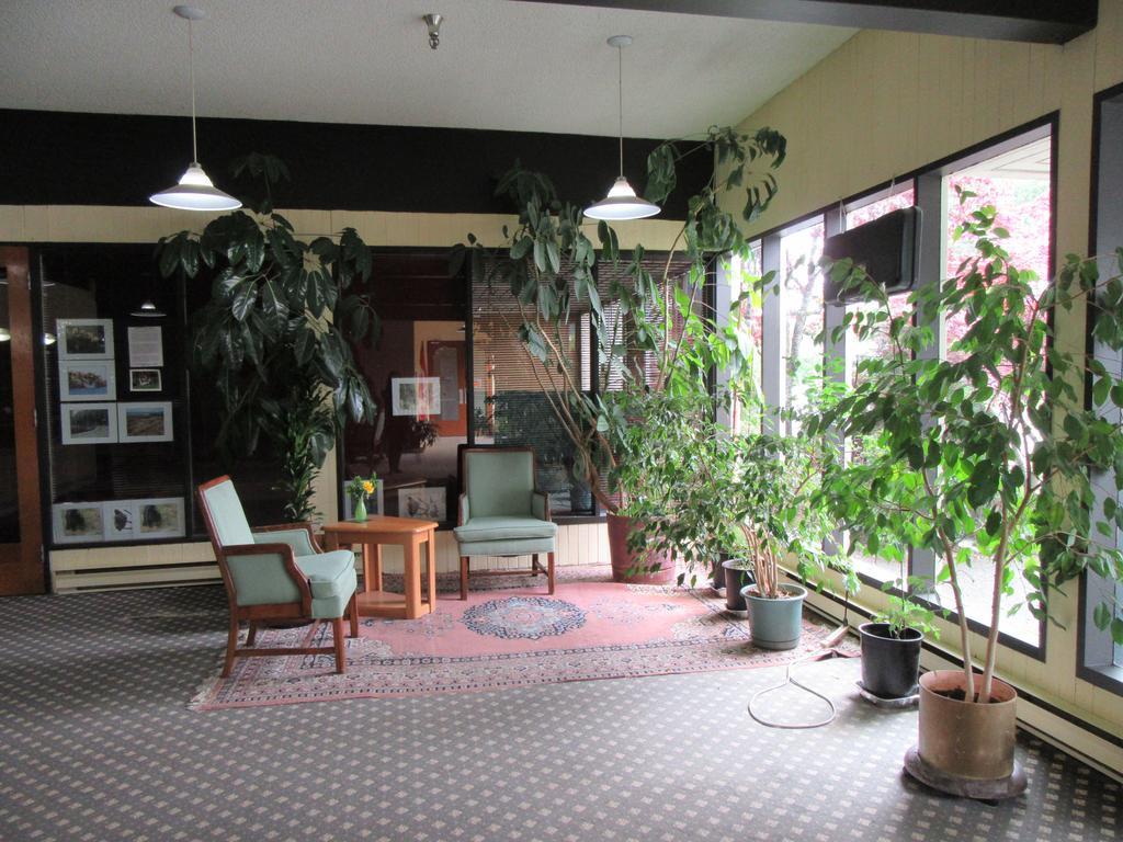 Providence Place Inn Port Hardy Extérieur photo