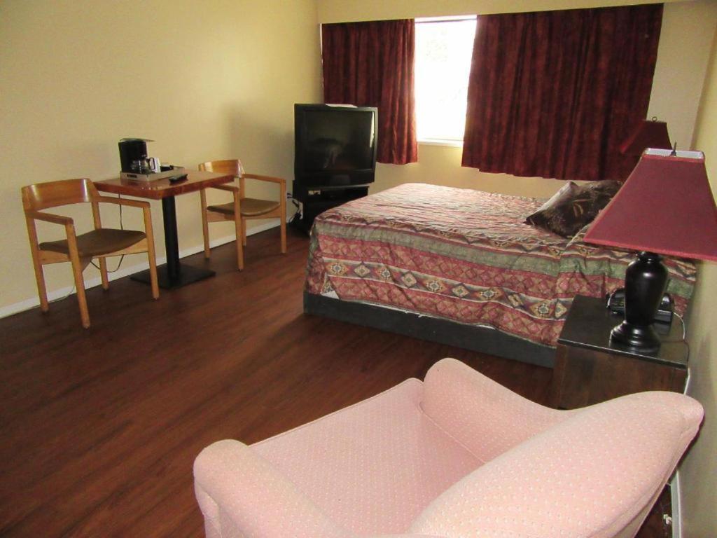 Providence Place Inn Port Hardy Extérieur photo