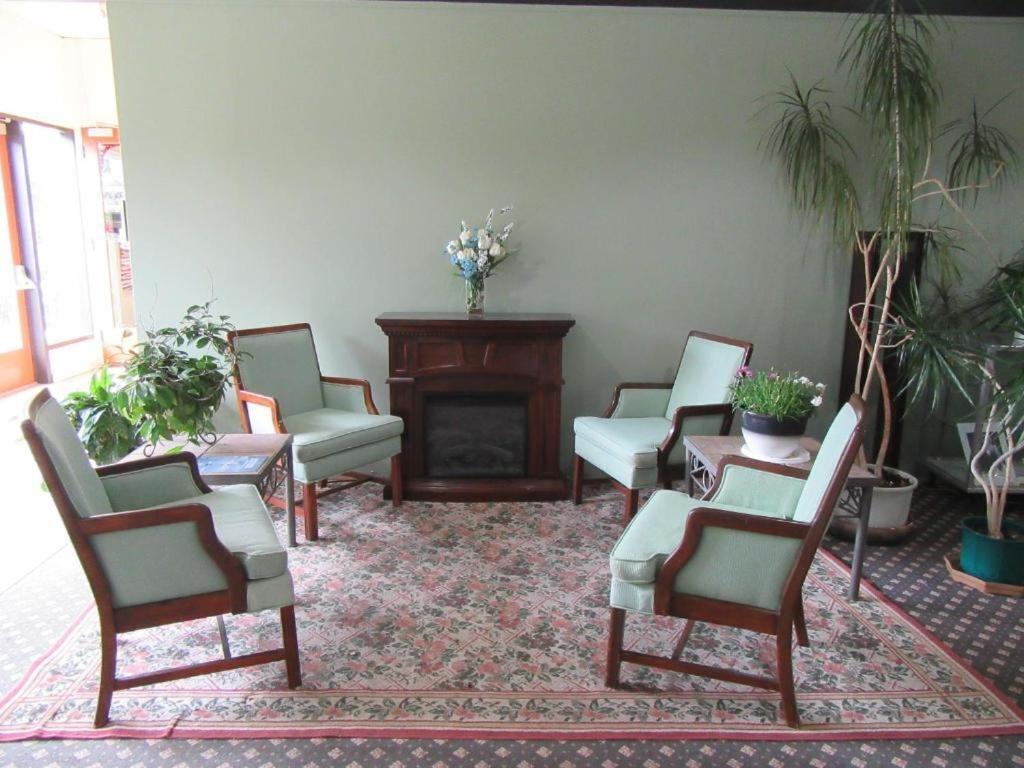 Providence Place Inn Port Hardy Extérieur photo